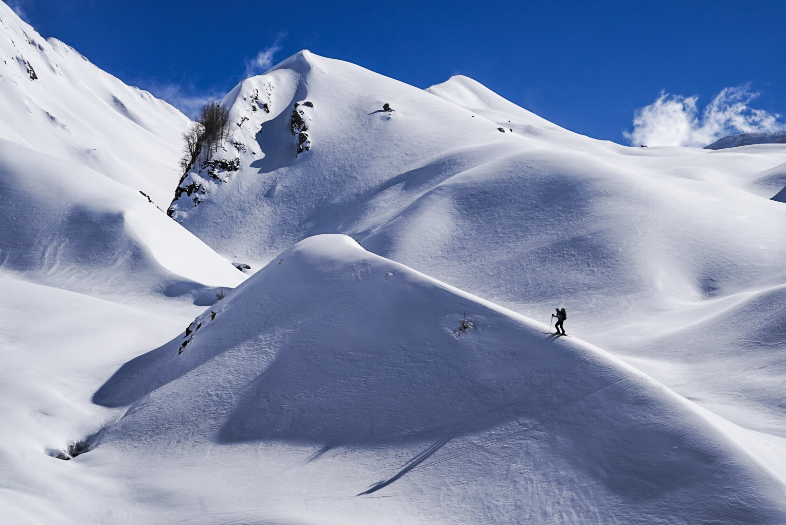Pentes de poudreuse sous les cretes, tzoumerka — secteur theodoriana, lors d’une itinérance à ski en Grèce.